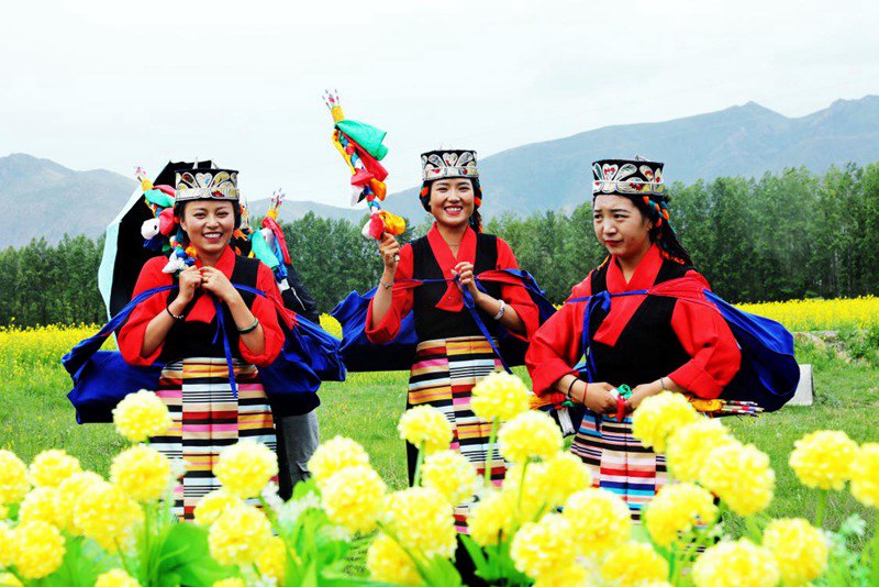 笑靨如花的群眾。洛?？酥閿z