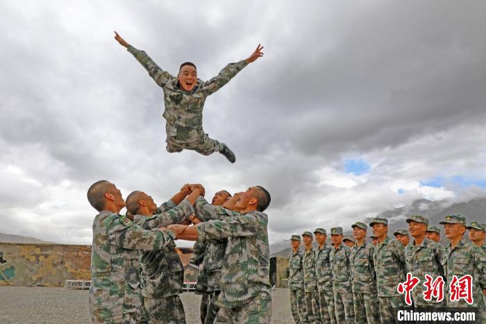 新兵進行“空中燕子飛”?！⊥貔i程 攝
