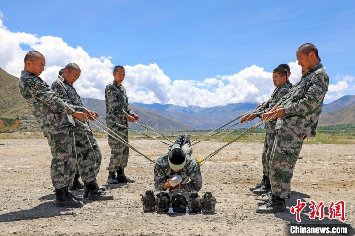 圖為荊棘排雷訓練?！⊥踔緜?攝