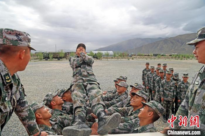 信任背摔。　段宏文 攝