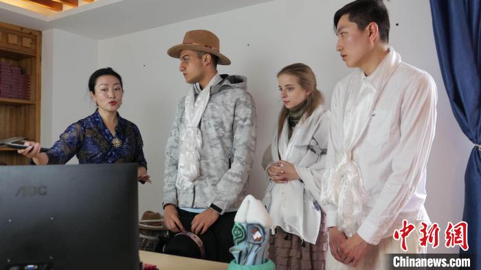 圖為圖為主播白瑪旺姆為留學生介紹直播流程?！≈x牧 攝