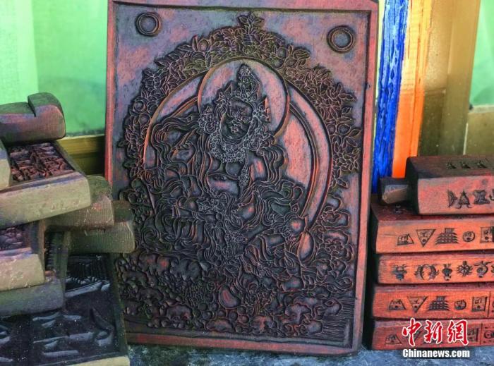 圖為普松雕刻技藝傳承人嘎瑪曲扎創(chuàng)作的雕刻作品。 <a target='_blank' ><p  align=