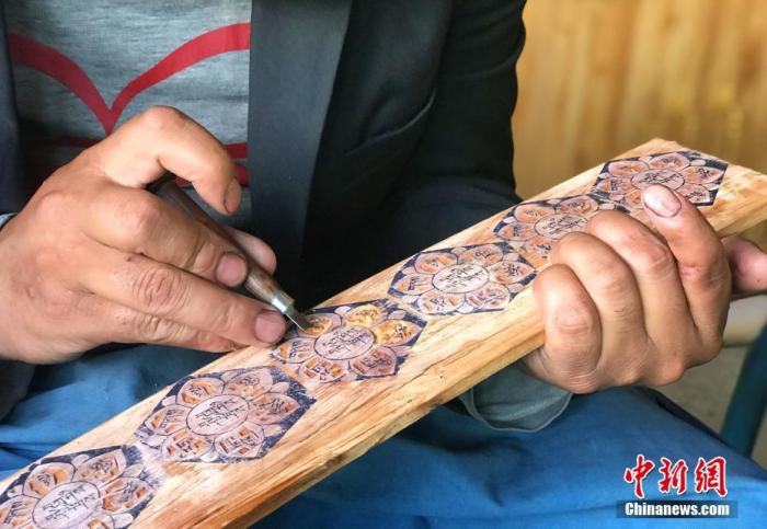 圖為7月14日，普松雕刻技藝傳承人嘎瑪曲扎正在家中進(jìn)行創(chuàng)作。 <a target='_blank' ><p  align=