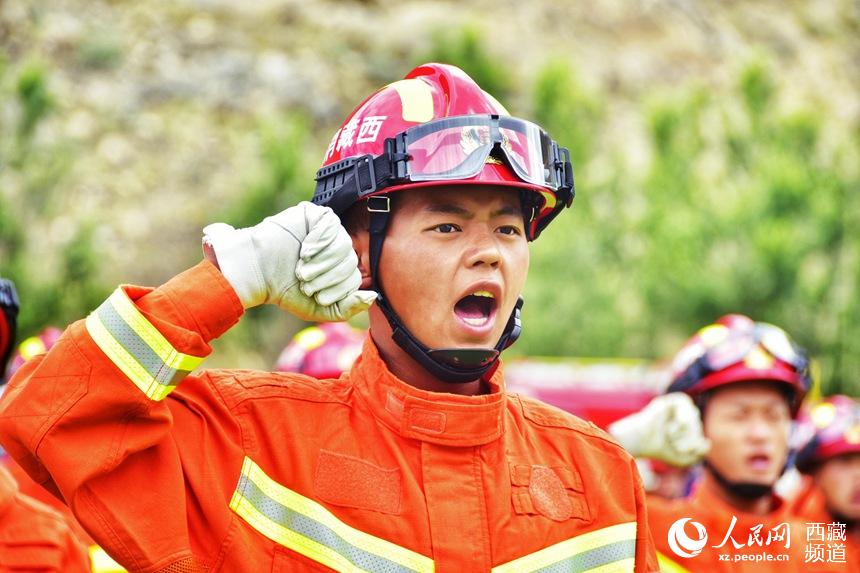 消防指戰(zhàn)員重溫入隊誓詞。人民網(wǎng) 李海霞 攝