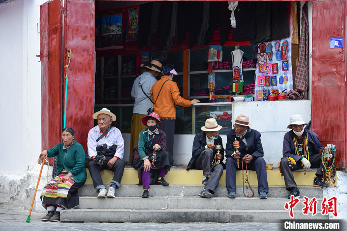 7月24日，轉(zhuǎn)經(jīng)老人在拉薩八廓街上休息。 <a target='_blank' ><p  align=