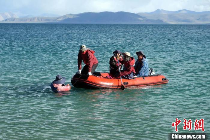 科考隊(duì)員乘充氣快艇考察扎日南木錯歸來?！?lt;a target='_blank' ><p  align=
