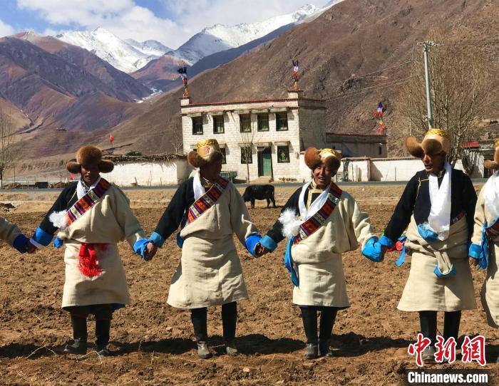 2021年3月，拉薩市德慶村村民在春耕儀式上表演傳統(tǒng)歌舞?！∪轿木?攝