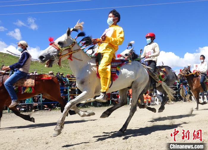 圖為打隆物交會(huì)期間舉辦的賽馬活動(dòng)?！∪轿木?攝