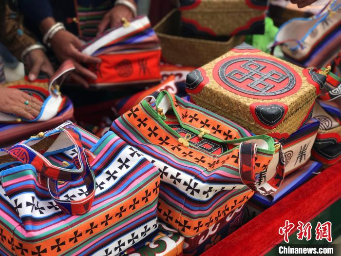 圖為打隆物交會(huì)上售賣的民族手工藝品?！∪轿木?攝