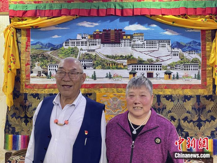甲央曲培和杜應(yīng)芳在家中。彭寧鈴 攝