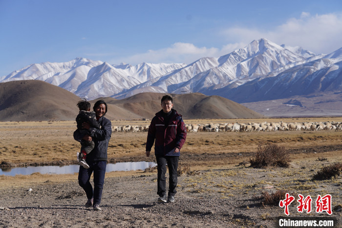 資料圖為4月29日，王克明在西藏自治區(qū)阿里地區(qū)噶爾縣義診。 <a target='_blank' ><p  align=