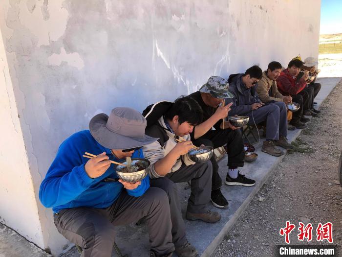 科考隊(duì)員在高原湖泊岸邊進(jìn)餐?！?lt;a target='_blank' ><p  align=