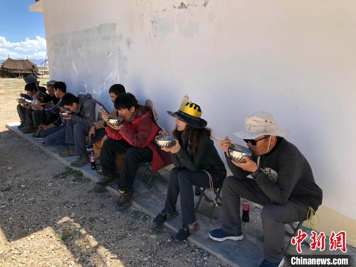 科考隊(duì)員在高原湖泊岸邊進(jìn)餐。　<a target='_blank' ><p  align=