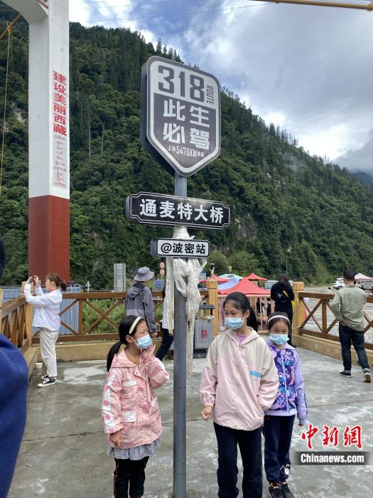 游人在通麥特大橋拍照打卡。彭寧鈴 攝