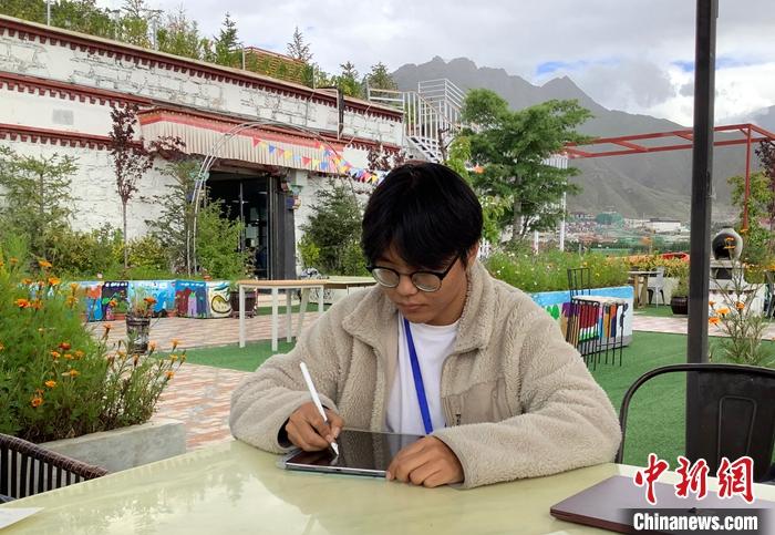 “Z世代”旦真旺加認(rèn)為，拉薩是一座開放與包容的城市，記憶中的拉薩是彩色的。2021年，旦真旺加從浙江大學(xué)漢語(yǔ)言文學(xué)專業(yè)畢業(yè)后，他選擇回到拉薩，成為一名漢語(yǔ)文實(shí)習(xí)助教。圖為8月4日，旦真旺加在課間陪學(xué)生玩耍。 <a target='_blank' ><p  align=