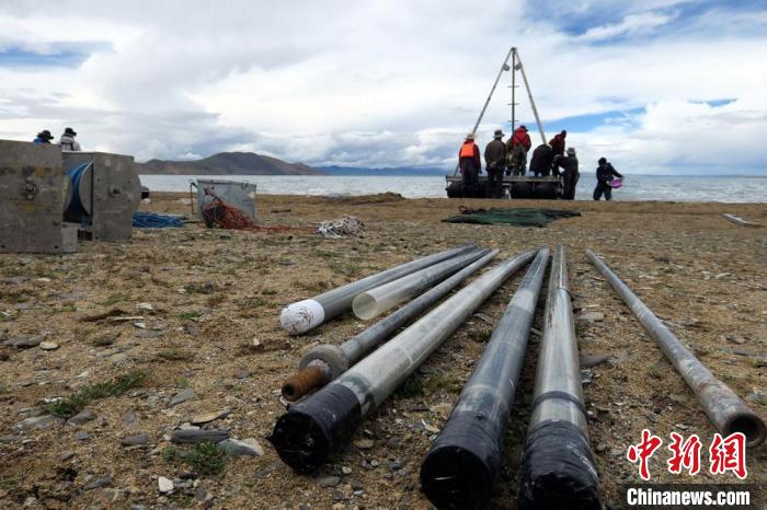 科考隊(duì)員從巴木錯(cuò)采集的科研樣品。　<a target='_blank' ><p  align=