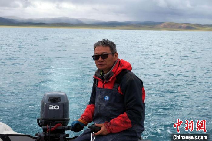 本次科考領(lǐng)隊(duì)、中科院青藏高原所侯居峙研究員駕駛充氣快艇?！?lt;a target='_blank' ><p  align=