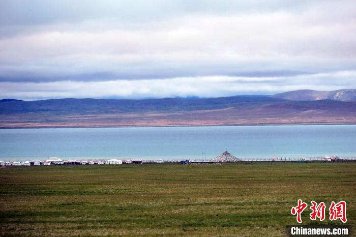 西藏安多縣茲格塘錯岸邊帳篷林立，旅游業(yè)發(fā)展勢頭良好?！?lt;a target='_blank' ></p><p  align=