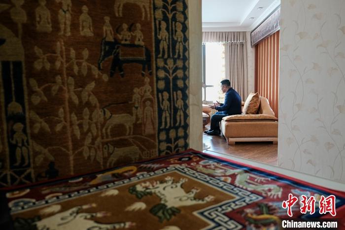 8月4日，次旦在拉薩的公司里懸掛展示的精美藏毯。 <a target='_blank' ><p  align=