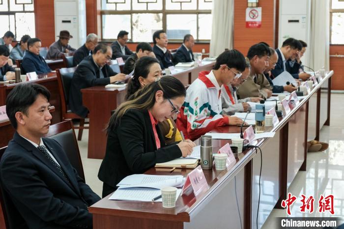 圖為8月10日座談會現(xiàn)場，左一為歸國定居藏胞晉美次旦。　江飛波 攝