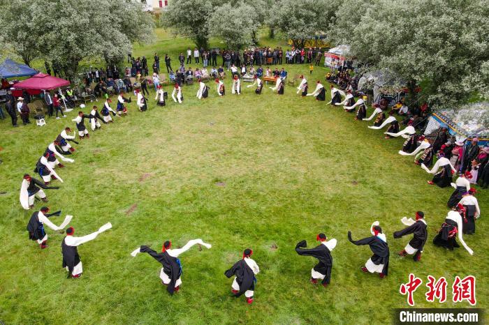 資料圖為西藏昌都丁青縣民眾跳歡快的鍋莊舞?！〗w波 攝