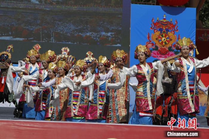 圖為日喀則市一場文藝節(jié)目的藏戲表演(資料圖)。趙朗攝