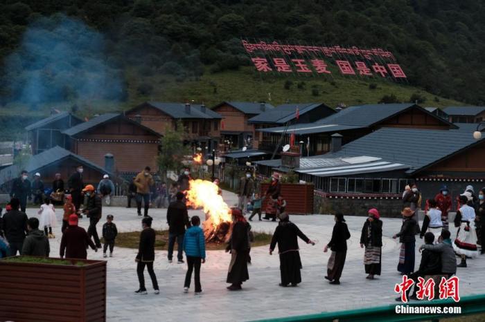 圖為8月5日，玉麥鄉(xiāng)民眾在鄉(xiāng)里跳鍋莊舞，從前的“三人鄉(xiāng)”熱鬧起來了。 <a target='_blank' ></p><p  align=