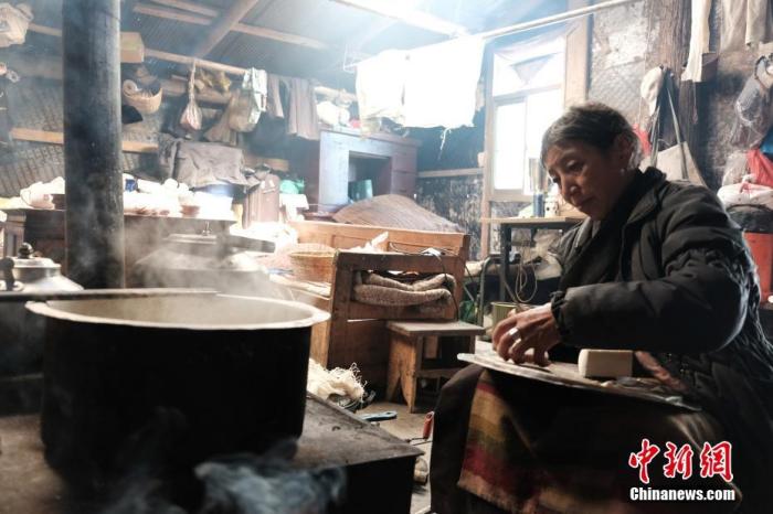 圖為8月6日，60歲的卓嘎在玉麥鄉(xiāng)牧場放牧點(diǎn)制作奶渣。 <a target='_blank' ></p><p  align=