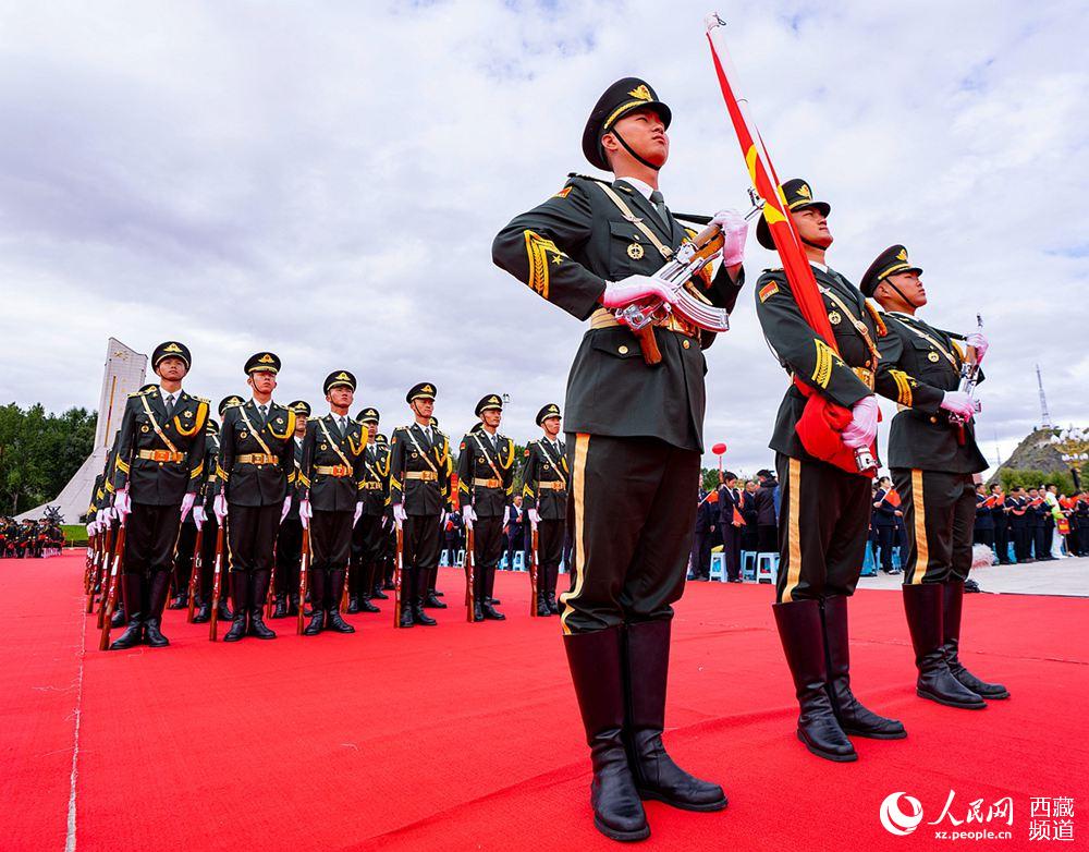 8月19日10時，慶祝西藏和平解放70周年大會在拉薩市布達拉宮廣場隆重舉行。這是大會舉行升旗儀式。徐馭堯 攝
