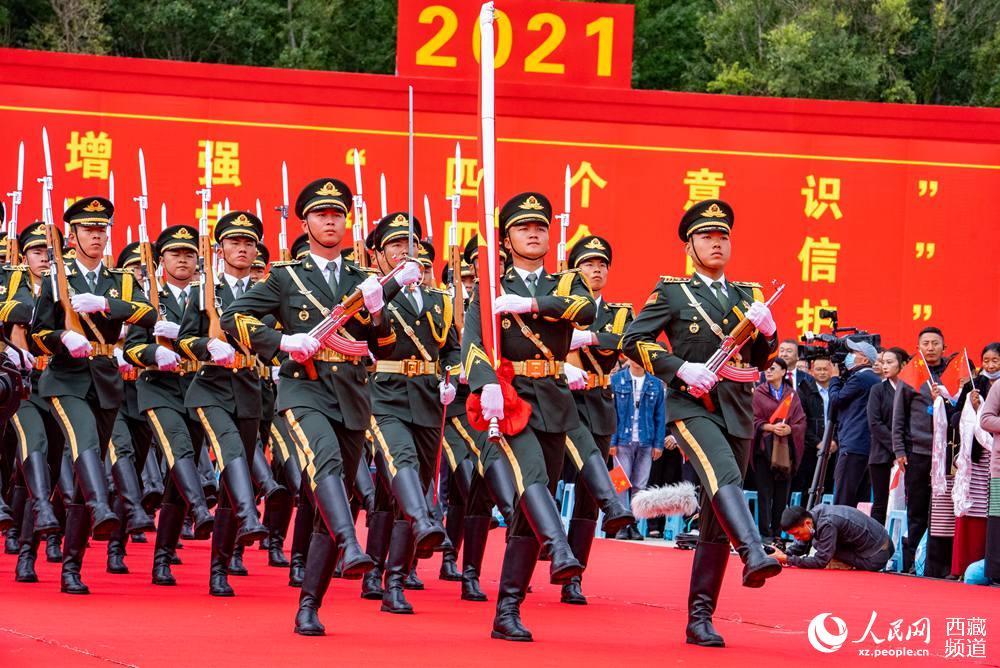 8月19日10時，慶祝西藏和平解放70周年大會在拉薩市布達拉宮廣場隆重舉行。這是大會舉行升旗儀式。徐馭堯 攝