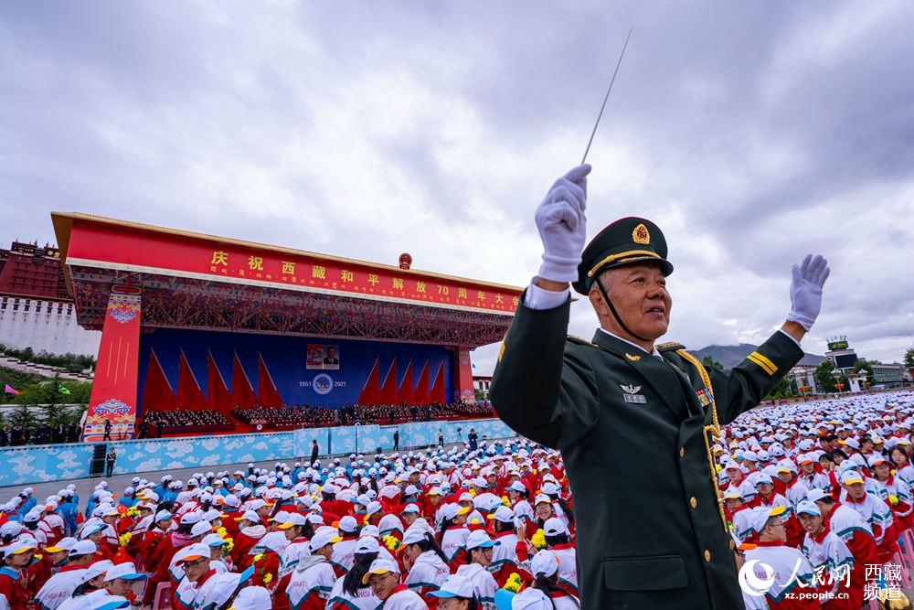 8月19日10時，慶祝西藏和平解放70周年大會在拉薩市布達拉宮廣場隆重舉行。徐馭堯 攝