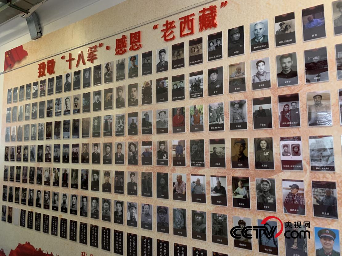 (波密紅樓內(nèi)的照片墻 央視網(wǎng)記者 王靜遠(yuǎn) 攝)