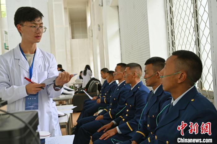 圖為研究團(tuán)隊(duì)成員登記消防員信息。　趙朗 攝