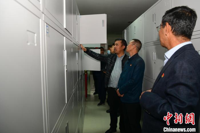 圖為參加西藏三大重點(diǎn)文物保護(hù)維修工程檔案移交進(jìn)館儀式人員參觀拉薩市檔案館?！∝暩聛?lái)松 攝