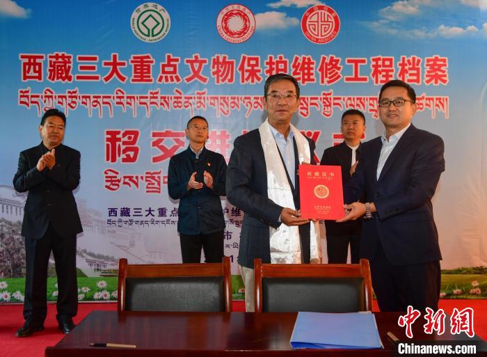 圖為西藏三大重點(diǎn)文物保護(hù)維修工程檔案移交進(jìn)館儀式現(xiàn)場(chǎng)?！∝暩聛?lái)松 攝