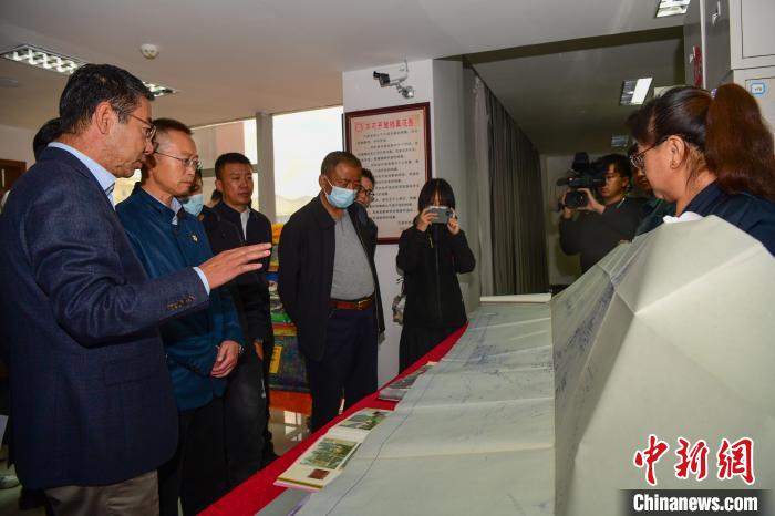 圖為參加西藏三大重點(diǎn)文物保護(hù)維修工程檔案移交進(jìn)館儀式人員參觀布達(dá)拉宮手繪圖紙?！∝暩聛?lái)松 攝