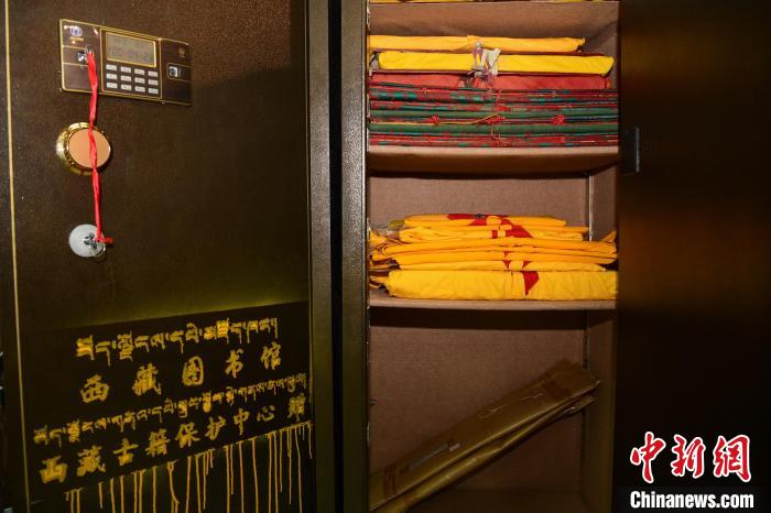 圖為拉薩市檔案館里收藏的藏文古籍?！∝暩聛?lái)松 攝