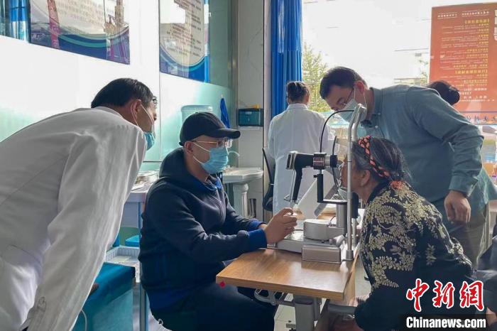 圖為9月10日，專(zhuān)家在日喀則藏康醫(yī)院開(kāi)展義診活動(dòng)?！×貉喷?攝