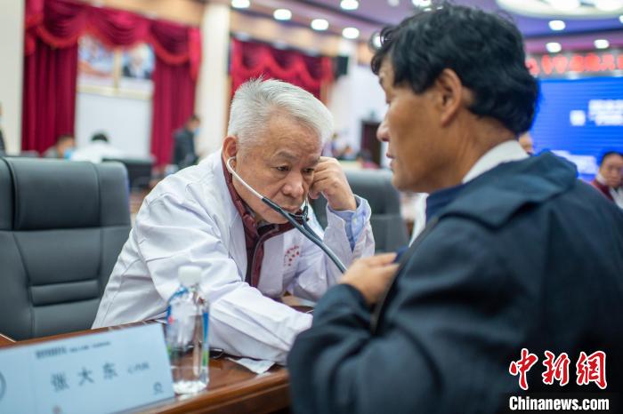 圖為專(zhuān)家團(tuán)隊(duì)在日喀則市開(kāi)展義診活動(dòng)。　旦增努布 攝