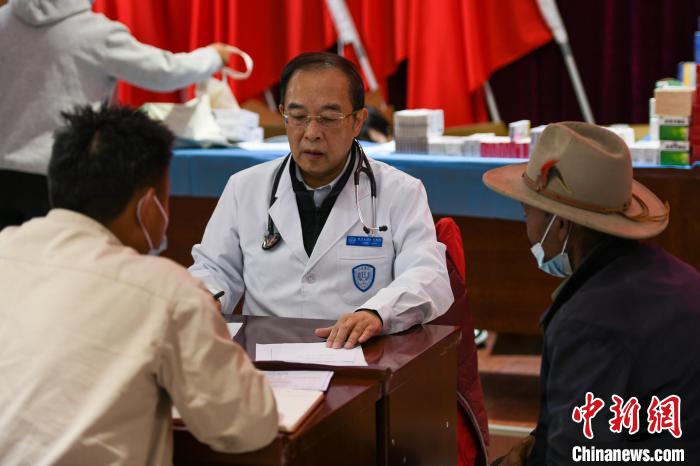 北京大學(xué)人民醫(yī)院心臟中心副主任、博士生導(dǎo)師王偉民為農(nóng)牧民問(wèn)診?！〗w波 攝