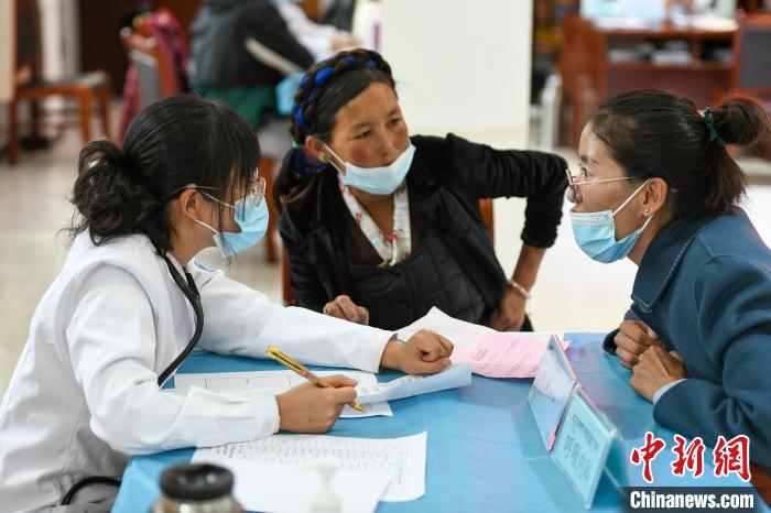 因不少農(nóng)牧民不會(huì)普通話，義診活動(dòng)現(xiàn)場(chǎng)，鄉(xiāng)政府為每位醫(yī)生配了一名翻譯?！〗w波 攝