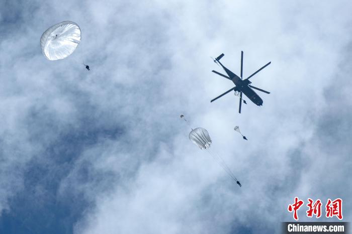 圖為傘降女兵在空中開傘?！⊥跏鰱| 攝