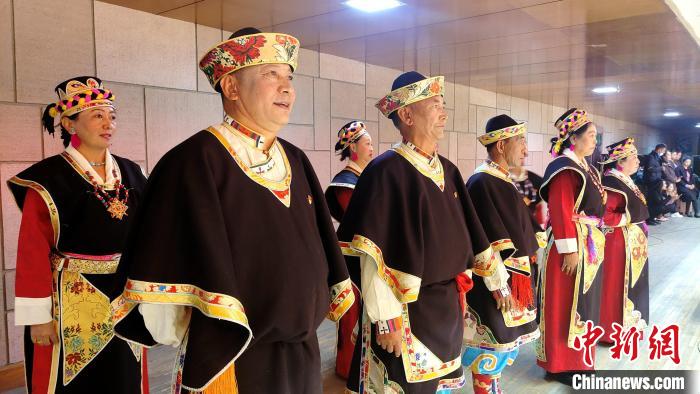 圖為西藏老年舞蹈隊在后臺準(zhǔn)備上場。　貢桑拉姆 攝