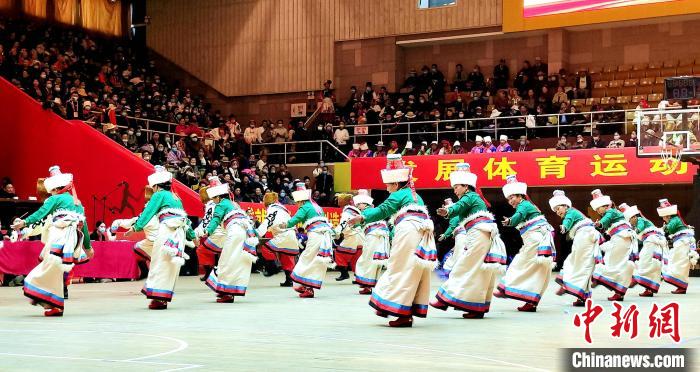 圖為西藏老年舞蹈隊齊跳傳統(tǒng)鍋莊舞?！∝暽＠?攝