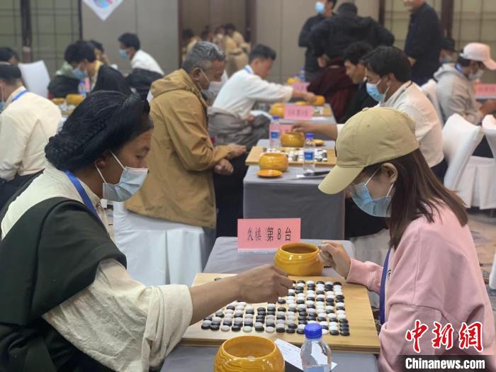 圖為參賽選手正在進(jìn)行藏棋對弈?！≈x牧 攝