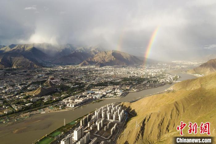 圖為海拔3600多米的高原城市拉薩迎來(lái)雨后彩虹。(資料圖) 江飛波 攝