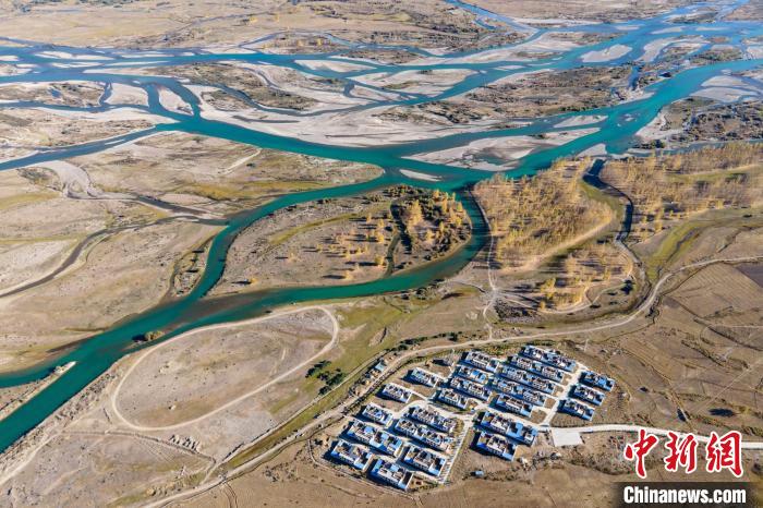 圖為10月16日，航拍高原河流拉薩河辮狀水系和河畔村莊，一派和諧景象?！〗w波 攝