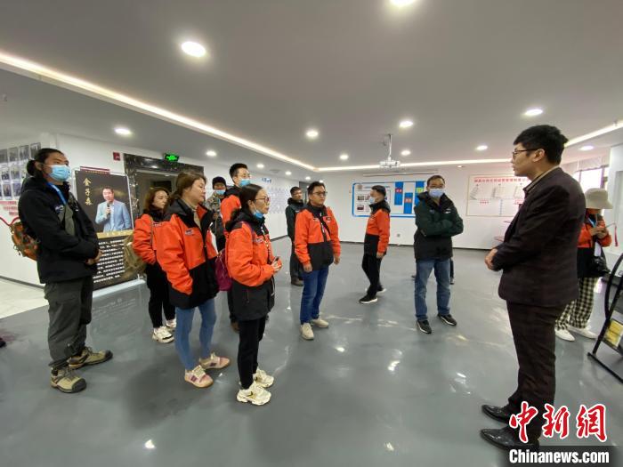 圖為2021瀾湄萬里行中外媒體在昌都新區(qū)采訪。　李江寧 攝