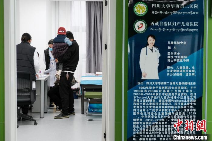 圖為四川大學華西第二醫(yī)院專家接診?！〗w波 攝