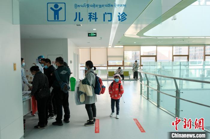 圖為兒科義診接診現(xiàn)場?！〗w波 攝